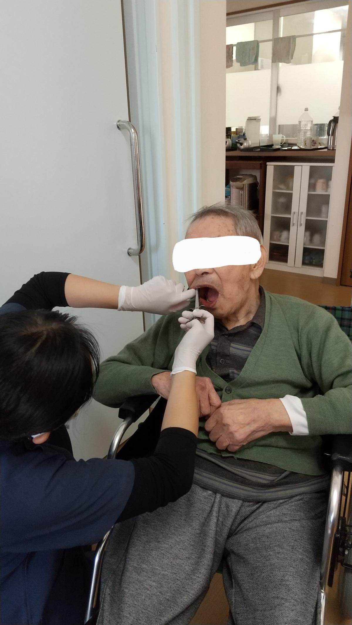 先生が麻酔をしているところ